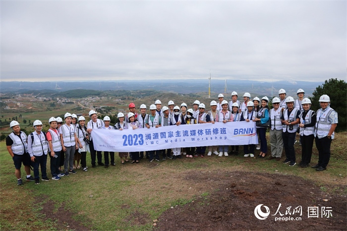 瀾湄記者團(tuán)在富源西風(fēng)電基地合影留念。人民網(wǎng) 李發(fā)興攝