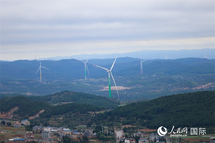 圖為位于云南省曲靖市富源縣的富源西風(fēng)電基地。（人民網(wǎng) 李發(fā)興攝）