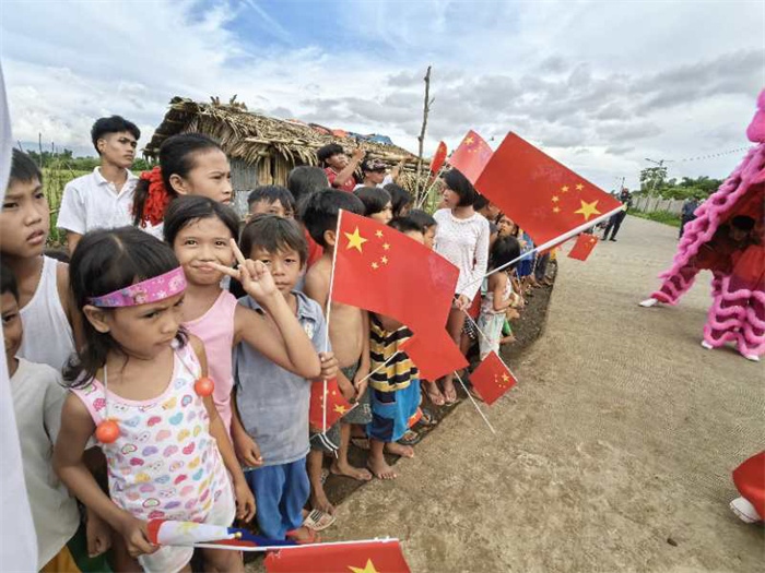 當(dāng)?shù)孛癖姛崃覛g迎中國駐菲律賓大使館一行工作訪問。中國駐菲律賓大使館供圖