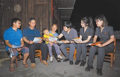 “法治屋場會(huì)”上，法院黨員志愿服務(wù)隊(duì)在給種植戶普及法律知識(shí)。