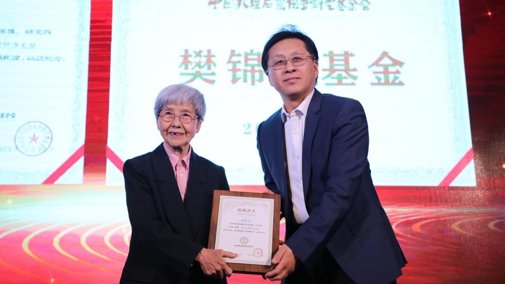 國(guó)家文物局黨組成員、副局長(zhǎng)解冰（右）為樊錦詩(shī)（左）頒發(fā)捐贈(zèng)證書(shū)。新華社記者張睿 攝