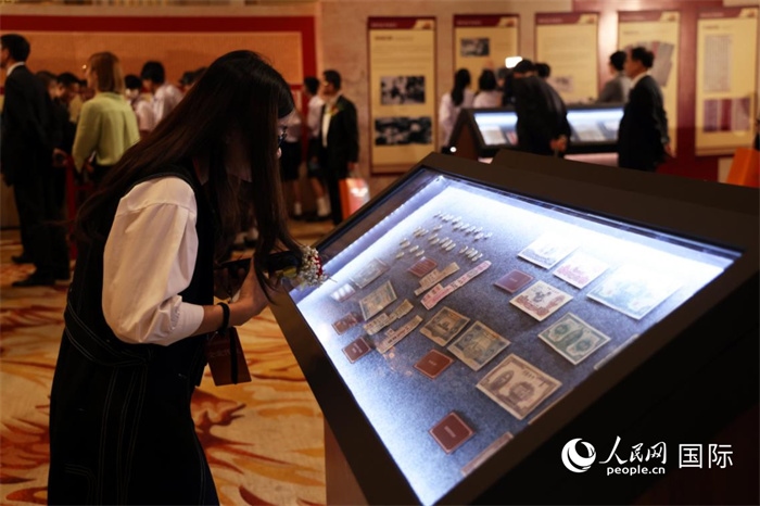 觀眾在“三江出海 一紙還鄉(xiāng)”僑批歷史文化展上觀賞展品。人民網(wǎng)記者楊一攝