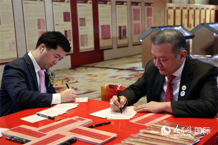 觀眾在展覽現(xiàn)場設(shè)置的體驗區(qū)手寫“批信”。人民網(wǎng)記者楊一攝