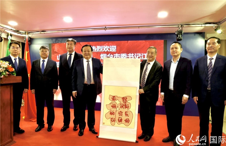 參加座談會的主要嘉賓合影留念。人民網(wǎng)記者宋亦然攝