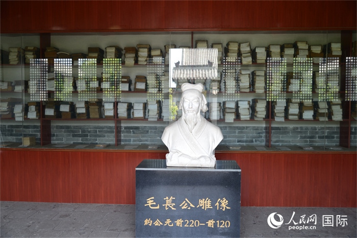 河間詩經(jīng)齋毛萇雕像。雕像后書櫥中陳列的是歷代各版本《詩經(jīng)》及譯本。 人民網(wǎng) 趙昭攝