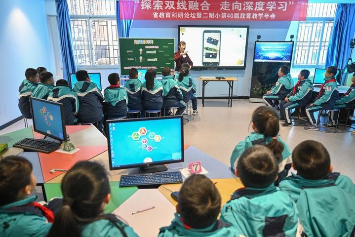 福州教育學(xué)院附屬第二小學(xué)的學(xué)生在由學(xué)校與網(wǎng)龍網(wǎng)絡(luò)公司共同打造的“創(chuàng)客教室”學(xué)習(xí)科學(xué)課（2020年12月18日攝）。新華社記者 宋為偉 攝