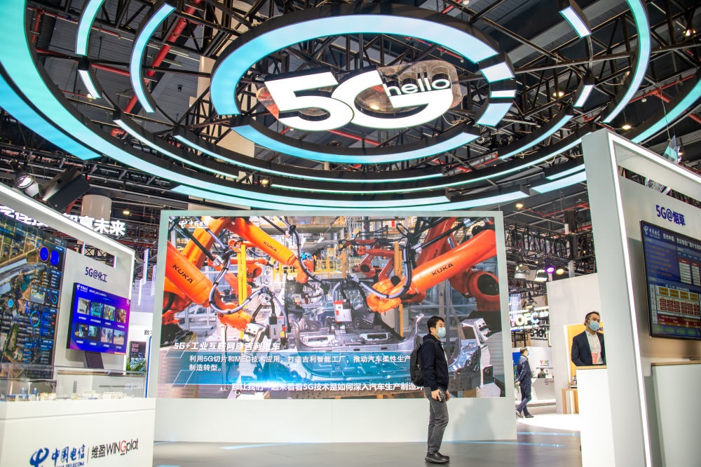 在位于湖北省武漢市的中國(guó)光谷科技會(huì)展中心拍攝的“5G+工業(yè)互聯(lián)網(wǎng)成果展”現(xiàn)場(chǎng)（2021年11月20日攝）。新華社記者 伍志尊 攝