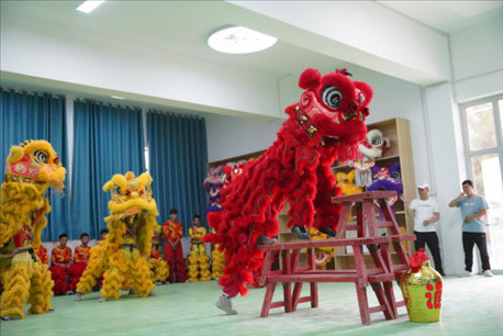 開課儀式現(xiàn)場，疏附縣第一中學舞獅隊的醒獅表演。
