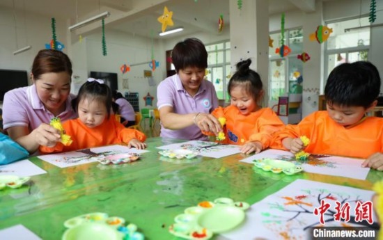 在肥西縣山南鎮(zhèn)中心幼兒園，孩子們?cè)诶蠋煹闹笇?dǎo)下作畫。陳家樂 攝