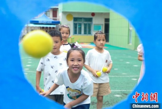 在肥西縣山南鎮(zhèn)中心幼兒園，孩子們?cè)谕娌级赐肚蛴螒?。陳家?攝