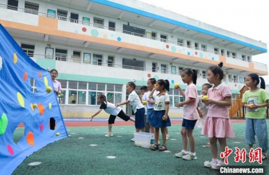 在肥西縣山南鎮(zhèn)中心幼兒園，孩子們?cè)谕娌级赐肚蛴螒?。陳家?攝