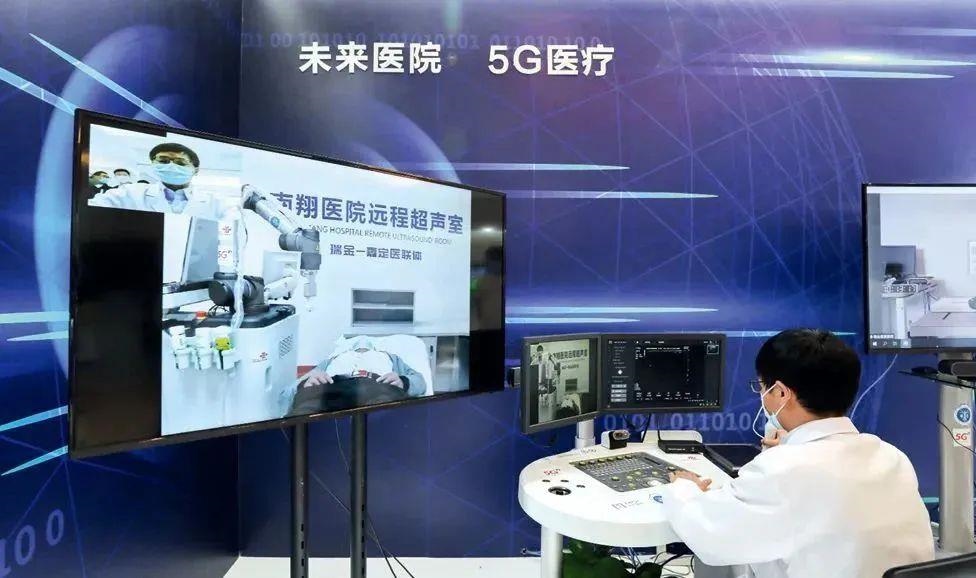 2021年5月7日，上海瑞金醫(yī)院，醫(yī)生通過遠(yuǎn)程控制5G機(jī)械臂為病人做B超。