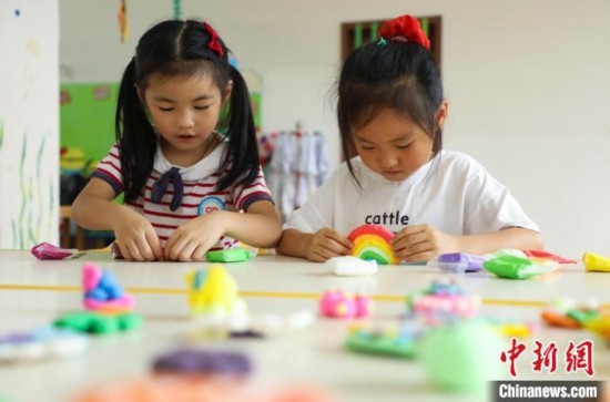 在肥西縣山南鎮(zhèn)中心幼兒園，孩子們?cè)谧霾噬嗨?。陳家?攝