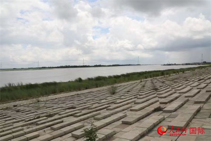 孟加拉國帕德瑪大橋河道整治工程北岸整治區(qū)域長1.5千米，南岸長11.5千米，是目前世界上規(guī)模最大的河道整治工程。人民網記者 孫廣勇攝