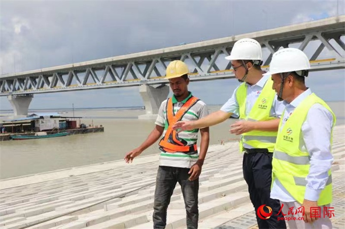 孟加拉國帕德瑪大橋河道整治工程北岸整治區(qū)域長1.5千米，南岸長11.5千米，是目前世界上規(guī)模最大的河道整治工程。人民網記者 孫廣勇攝