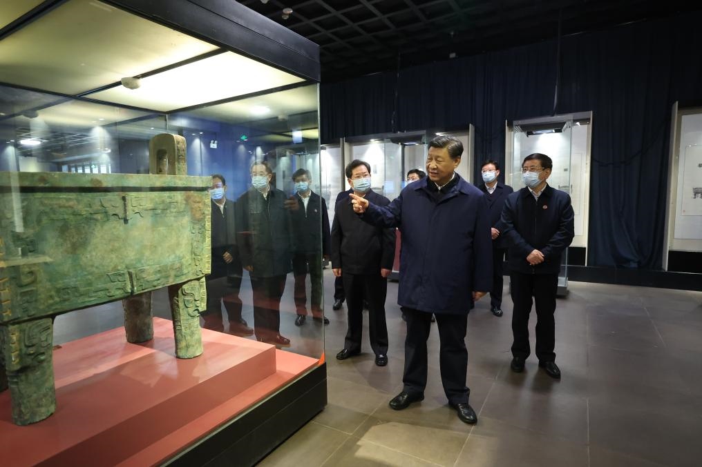 2022年10月26日至28日，中共中央總書記、國家主席、中央軍委主席習(xí)近平在陜西省延安市、河南省安陽市考察。這是28日下午，習(xí)近平在安陽市殷墟博物館考察。新華社記者 鞠鵬 攝