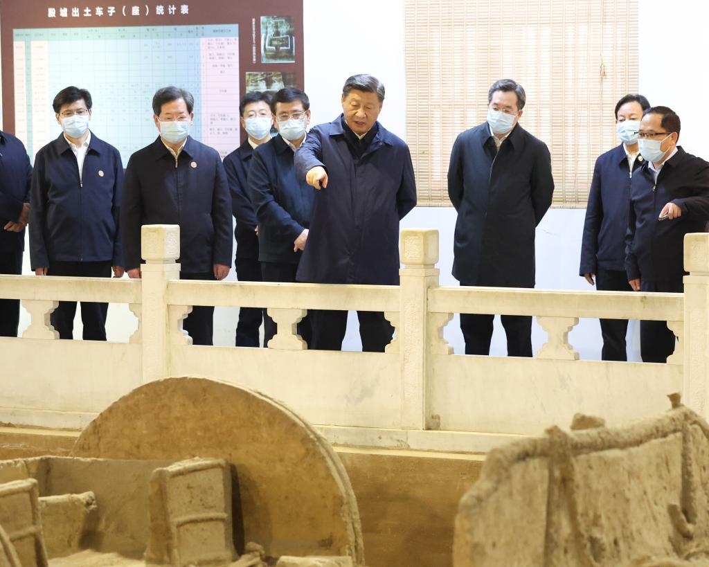 2022年10月26日至28日，中共中央總書記、國家主席、中央軍委主席習(xí)近平在陜西省延安市、河南省安陽市考察。這是28日下午，習(xí)近平在安陽市殷墟遺址考察。新華社記者 丁林 攝