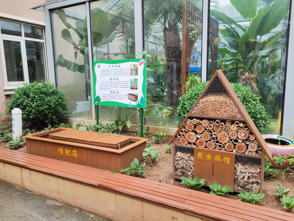7月14日，大連市甘井子區(qū)實(shí)驗(yàn)小學(xué)“識嫣園”里的堆肥箱。新華社記者張博群攝