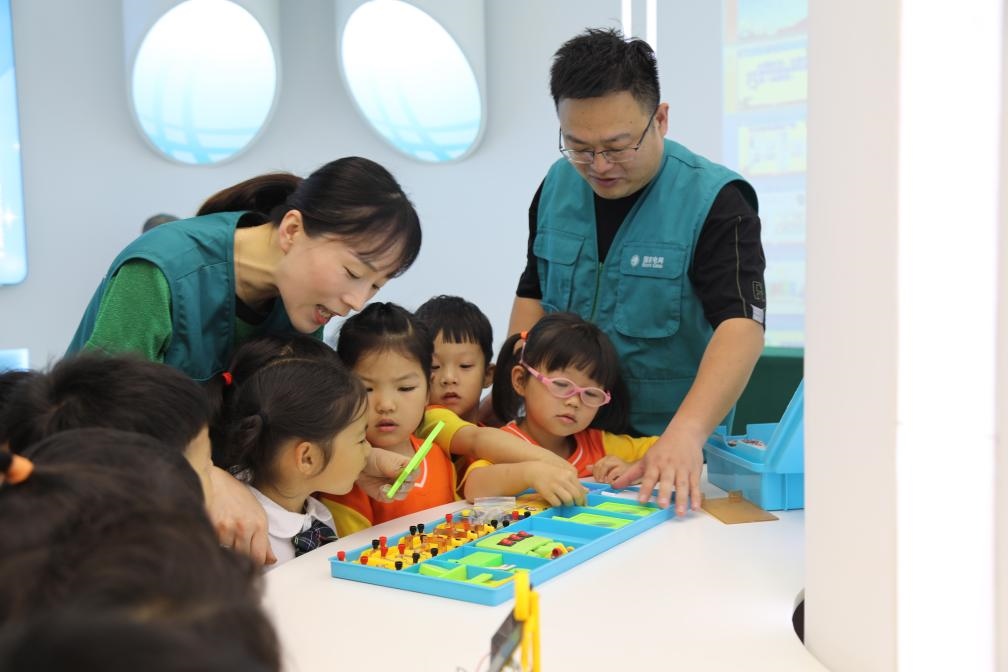 7月12日，浙江寧波奉化區(qū)實(shí)驗(yàn)小學(xué)，暑托班孩子學(xué)習(xí)暑期安全用電和節(jié)能知識。新華社記者張璇攝