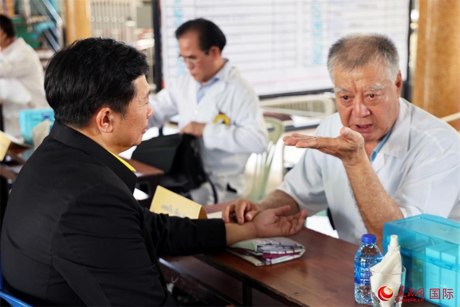 泰國中醫(yī)師為泰國春武里府最高行政長官威塔亞號脈問診。人民網(wǎng)記者 楊一攝