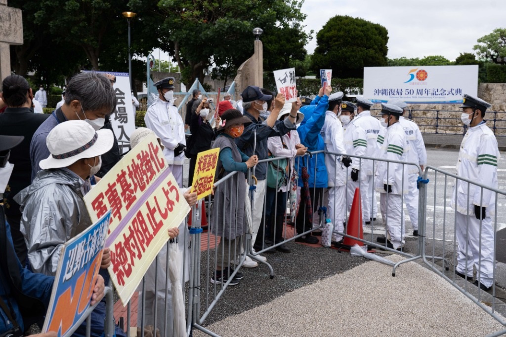 2022年5月15日，在日本沖繩，人們在沖繩回歸日本本土50周年紀(jì)念儀式現(xiàn)場外抗議。新華社記者張笑宇攝
