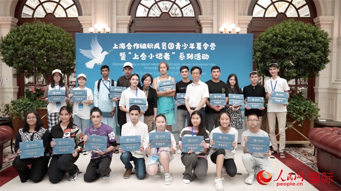 主辦單位為“上合小記者”頒發(fā)證書。實習生 方明軒攝