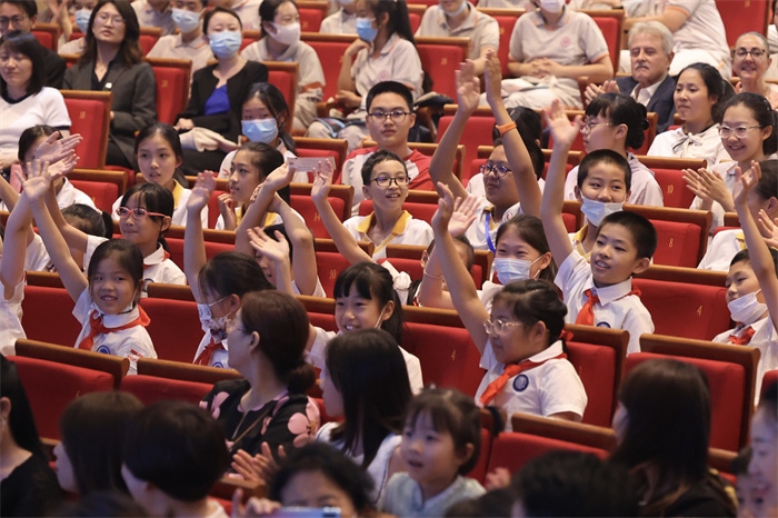 觀看演出的中小學(xué)生。中外語言交流合作中心供圖