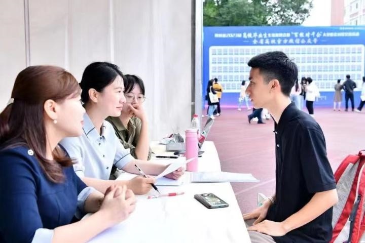 2023年5月7日，四川省2023屆高校畢業(yè)生專場(chǎng)招聘會(huì)暨“百校對(duì)千企”大型校企對(duì)接交流活動(dòng)在成都理工大學(xué)舉行。（四川省教育廳供圖）