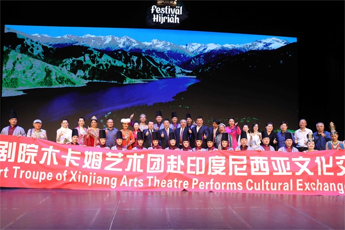 演出結(jié)束后陸慷大使和夫人及印尼官員與演職人員合影。中國(guó)駐印度尼西亞大使館供圖