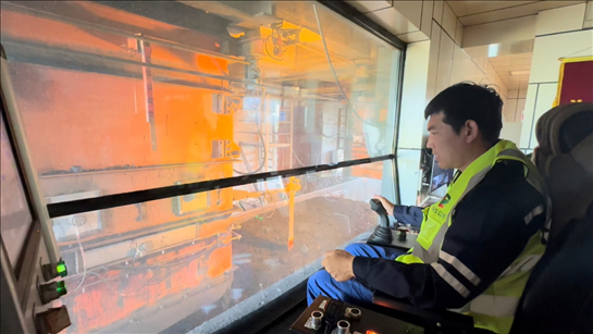 國(guó)家電投內(nèi)蒙古公司南露天煤礦裝車站司機(jī)石繼立的操縱下，一次性60噸的煤炭穩(wěn)穩(wěn)裝入車廂。人民網(wǎng) 金洪花攝