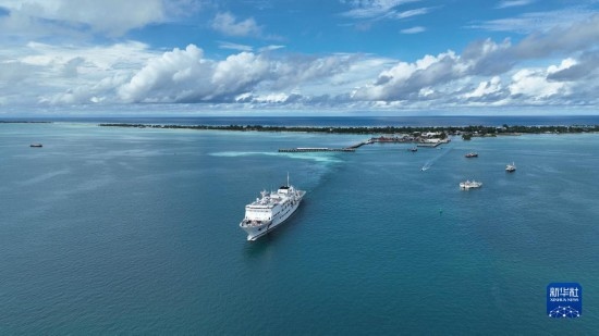 7月22日，中國海軍“和平方舟”號醫(yī)院船結(jié)束基里巴斯訪問，駛離塔拉瓦港。新華社發(fā)（桂江波 攝）