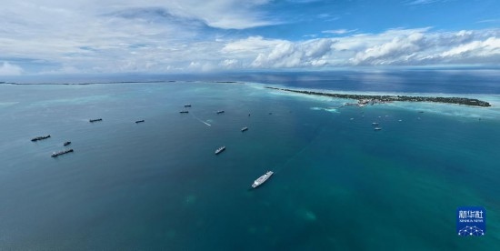 7月22日，中國海軍“和平方舟”號醫(yī)院船結(jié)束基里巴斯訪問，駛離塔拉瓦港。新華社發(fā)（桂江波 攝）