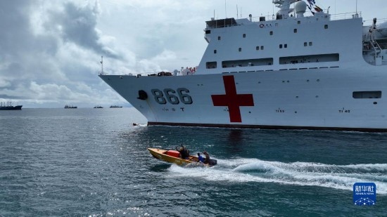 7月22日，中國海軍“和平方舟”號醫(yī)院船駛離塔拉瓦港途中，基里巴斯當(dāng)?shù)孛癖婑{船揮手告別。新華社發(fā)（桂江波 攝）