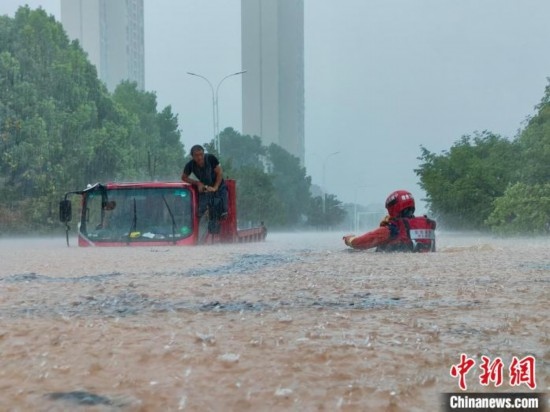 湖北咸寧暴雨引發(fā)內(nèi)澇，消防營救疏散民眾 朱燕林 攝