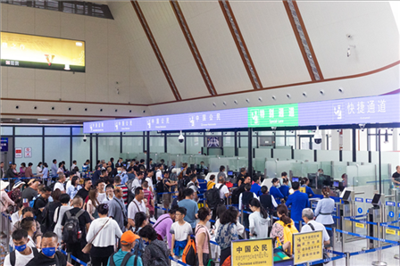 7月22日，乘坐中老鐵路國際旅客列車的旅客在磨憨邊檢大廳排隊候檢。衛(wèi)海林 攝