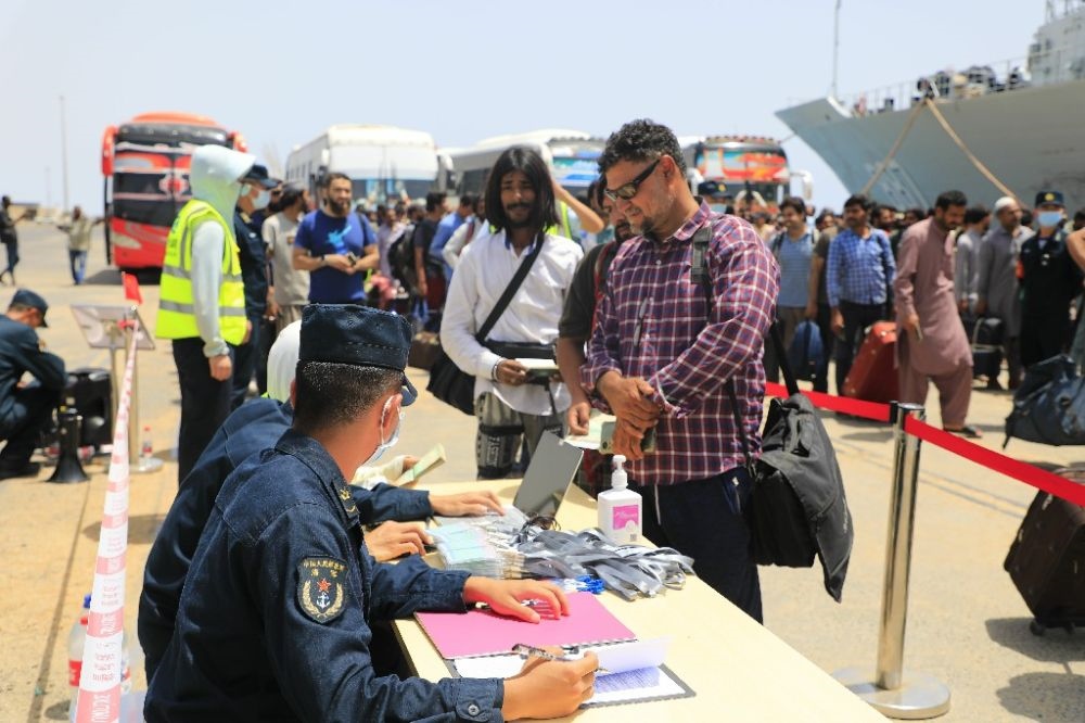 ↑2023年4月28日，從蘇丹撤離的外籍人員準備登艦。新華社發(fā)（李怡諾攝）