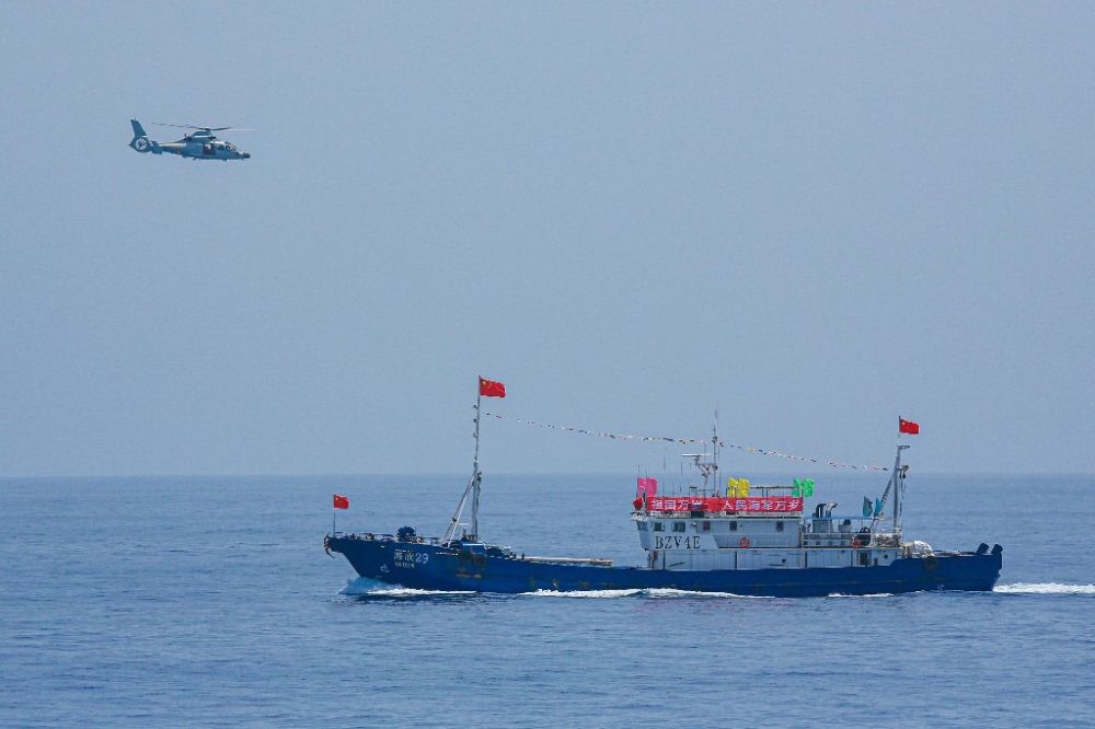 ↑中國海軍第40批護航編隊中的艦載直升機在被護船只周邊海域巡邏警戒（2022年6月4日攝）。新華社發(fā)（唐文 攝）