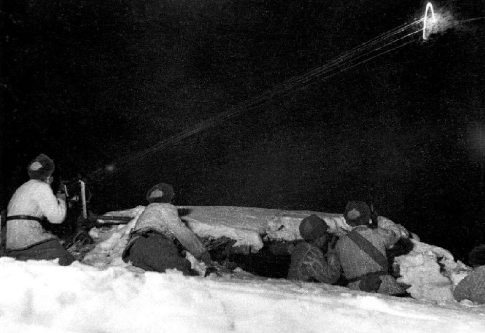  ↑1950年12月，在朝鮮長津湖，中國人民志愿軍第27軍連隊機槍手向美軍陣地射擊。新華社發(fā)（張崇岫 攝）