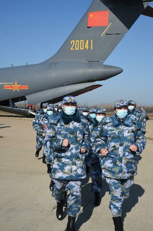 ↑2020年2月17日，一批軍隊支援湖北醫(yī)療隊員抵達武漢天河機場。新華社記者 黎云 攝