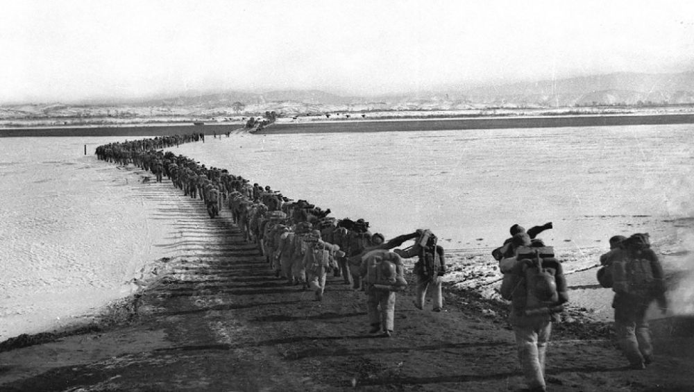 ↑1950年10月19日，中國人民志愿軍雄赳赳、氣昂昂跨過鴨綠江，和朝鮮人民一道共同抗擊侵略者。新華社發(fā)（黎民 攝）