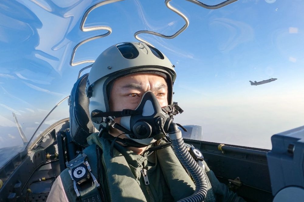 ↑全國人大代表、“強軍先鋒飛行大隊”大隊長高中強進行編隊飛行訓(xùn)練（2023年2月9日攝）。新華社發(fā)（姜皓元 攝）