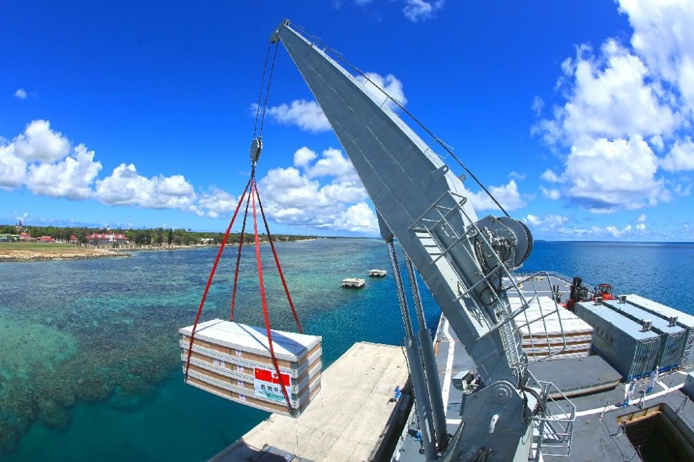 ↑赴湯加執(zhí)行運送救災(zāi)物資任務(wù)的中國海軍艦艇編隊在努庫阿洛法港卸載移動板房（2022年2月19日攝）。新華社發(fā)（薛成清 攝）