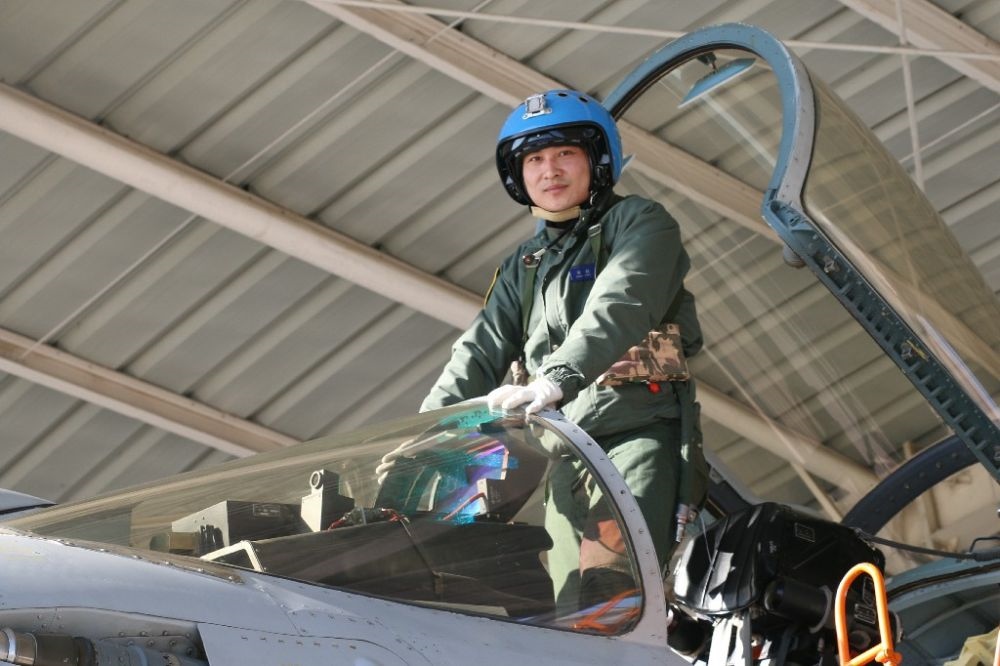 ↑海軍某艦載航空兵部隊原一級飛行員張超（2016年1月27日攝）。新華社發(fā)