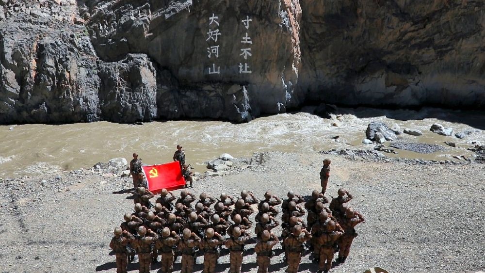 ↑某邊防團官兵在“大好河山 寸土不讓”標語前舉行重溫入黨誓詞儀式（資料照片）。新華社發(fā)（鄭曉林 攝）