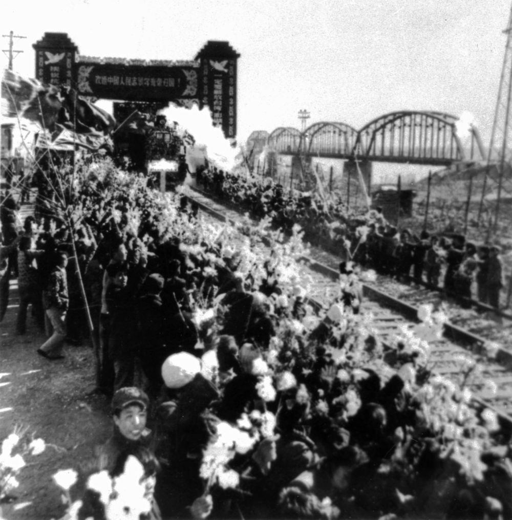 △1958年10月26日，列車駛過鴨綠江畔的凱旋門，中國人民志愿軍戰(zhàn)士回到祖國懷抱。