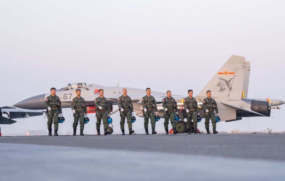 ↑海軍航空大學(xué)某基地艦載機飛行教官群體（2021年12月11日攝）。新華社發(fā)（萬全 攝）