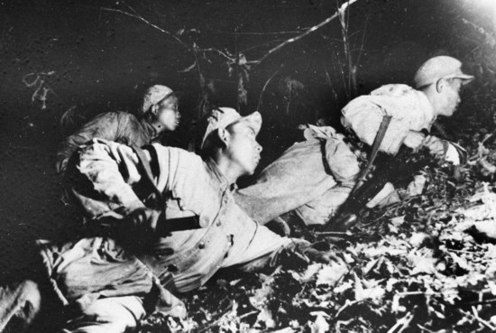 在1952年秋季的上甘嶺戰(zhàn)役中，堅(jiān)守在坑道里的戰(zhàn)士準(zhǔn)備夜間出擊。新華社發(fā)（資料照片）