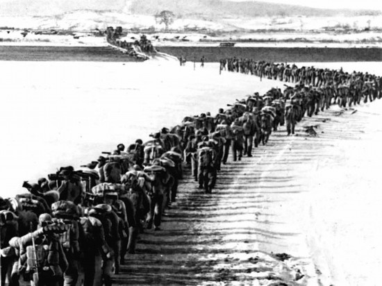 1950年，美帝國(guó)主義把侵略的戰(zhàn)火燒到了鴨綠江邊。為保家衛(wèi)國(guó)，中國(guó)人民的優(yōu)秀兒女組織起志愿軍，跨過(guò)鴨綠江，與朝鮮軍民一道英勇打擊美國(guó)侵略軍。新華社發(fā)（資料照片）