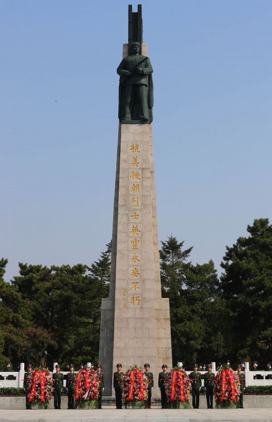 2022年9月30日，遼寧省暨沈陽(yáng)市向烈士紀(jì)念碑敬獻(xiàn)花籃儀式在沈陽(yáng)抗美援朝烈士陵園紀(jì)念碑廣場(chǎng)舉行。新華社記者 楊青 攝