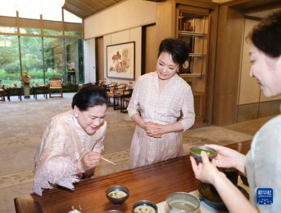 7月27日下午，國家主席習(xí)近平夫人彭麗媛在四川成都會(huì)見陪同印度尼西亞總統(tǒng)佐科來華出席第31屆世界大學(xué)生夏季運(yùn)動(dòng)會(huì)開幕式并訪華的總統(tǒng)夫人伊莉亞娜。這是彭麗媛邀請(qǐng)伊莉亞娜觀看茶藝表演，并同伊莉亞娜親切茶敘。新華社記者 丁林 攝